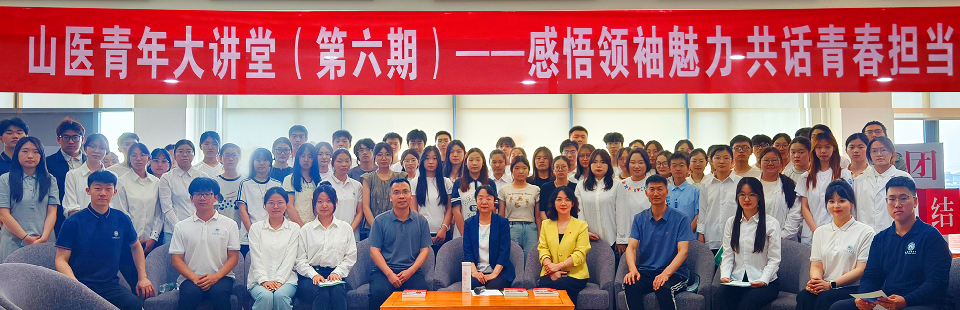 校黨委副書記彭月蘭走進毓秀學生社區和青年學生共讀一本書